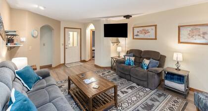 Woodland Retreat - Forested Home Outside City Limits Sleeps 7