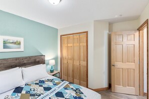 3 chambres, fer et planche à repasser, lit de bébé portatif