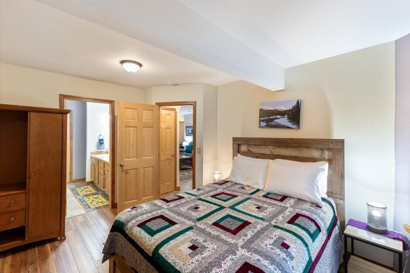 3 slaapkamers, een strijkplank/strijkijzer, reisbedje, gratis wifi