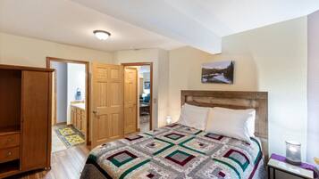 3 slaapkamers, een strijkplank/strijkijzer, reisbedje, gratis wifi