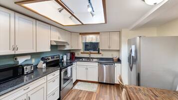 Een koelkast, een magnetron, een oven, een vaatwasser