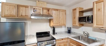 Woodland Cabin - Tiny Home Retreat Sleeps 4