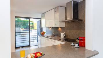 Refrigerador, microondas, horno y lavavajillas