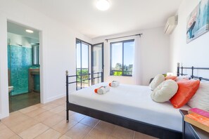 3 slaapkamers, een strijkplank/strijkijzer, gratis wifi, beddengoed