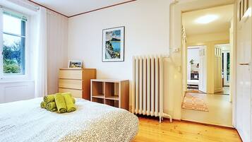 2 chambres, bureau, fer et planche Ă repasser, lit parapluie