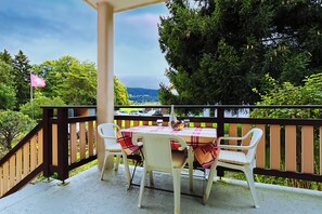 Outdoor dining - Lake view, terrace, private parking, near train station  (Le Chenit)