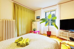 2 室のベッドルーム、デスク、アイロン / アイロン台、旅行用ベビーベッド