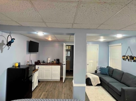 Smart TV. The Funky Little Shack at Grand Rivers - Pet friendly! Wi-fi, smart TV!