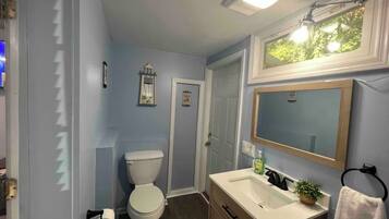 Douche, sĂšche-cheveux, serviettes fournies, papier toilette