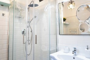 Shower, eco-friendly toiletries, hair dryer, bidet - In the heart of the eternal city. One foot in the past, the comforts of the present.  (Roma)