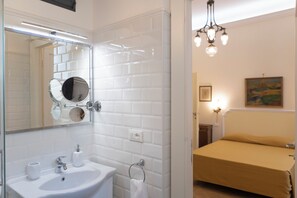3 chambres, coffre-fort, bureau, fer et planche Ă repasser