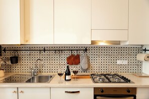 Frigorifero, microonde, forno, piano cottura