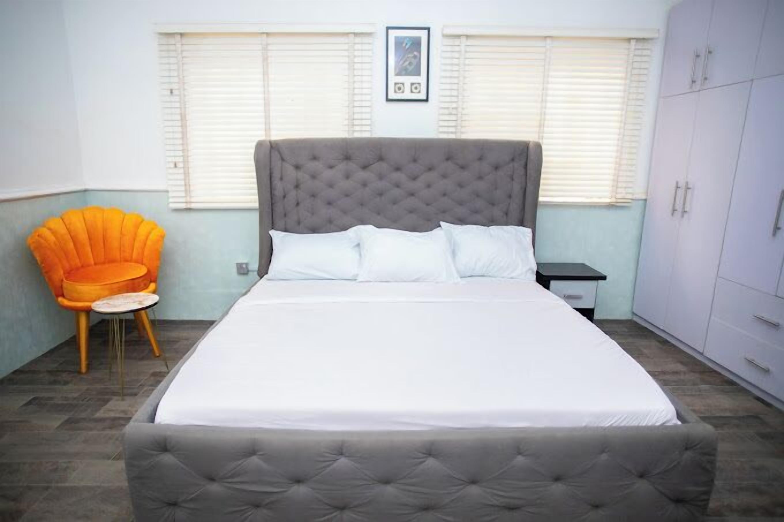 2 habitaciones, caja de seguridad en la habitación y escritorio 