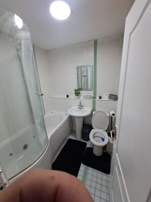 Jetted tub, towels, soap, shampoo