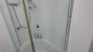 Jetted tub, towels, soap, shampoo