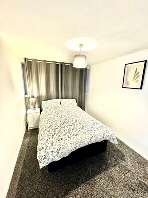 2 soverom, strykejern/-brett, wi-fi (mot et tillegg) og sengetøy