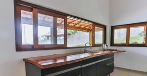 Micro-ondes, four, plaque de cuisson, cafetière/bouilloire