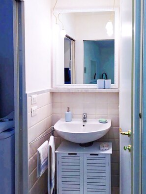 Shower, hair dryer, bidet, towels - TWO-ROOM APARTMENT 100 METERS FROM THE SEA IN CHIAVARI (Chiavari)