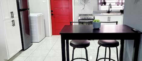 Réfrigérateur, micro-ondes, four, plaque de cuisson