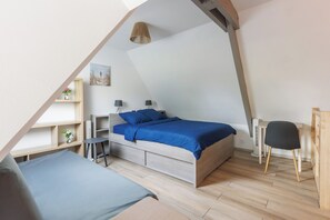 3 bedrooms, iron/ironing board, travel crib, WiFi