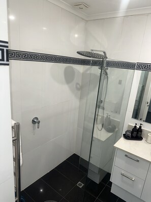 Douche, sèche-cheveux, bidet, serviettes fournies