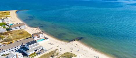 بالقرب من الشاطئ، كراسي للتشمس، مناشف للشاطئ