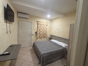 Classic Double Room | Desk, laptop workspace, free WiFi - Crisan B&b Affittacamere (Nola)