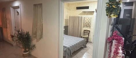 Klassieke tweepersoonskamer | Een bureau, een laptopwerkplek, gratis wifi