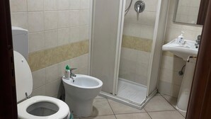A bathroom with a toilet, bidet, and a shower stall. - Crisan B&b Affittacamere (Nola)
