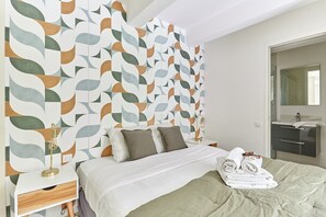 Laptop workspace, iron/ironing board, bed sheets - Cozy and New Flat Le Marais/ Place des Vosges (Paris)