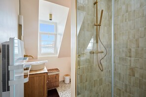Bathroom - Superb Apartment Sacre Coeur With Air-conditionner (Paris)