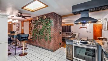 冰箱、微波炉、烤箱、炉灶