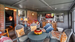 A cozy outdoor seating area with a round table, chairs, and a decorative pumpkin centerpiece. - Charming 3-bedroom 5 Bed house with WiFi & extras in delightful Geneva (Geneva)