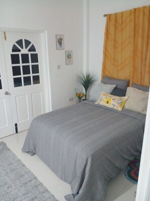 2 bedrooms, iron/ironing board, WiFi