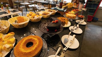 Café da manhã com buffet grátis todos os dias