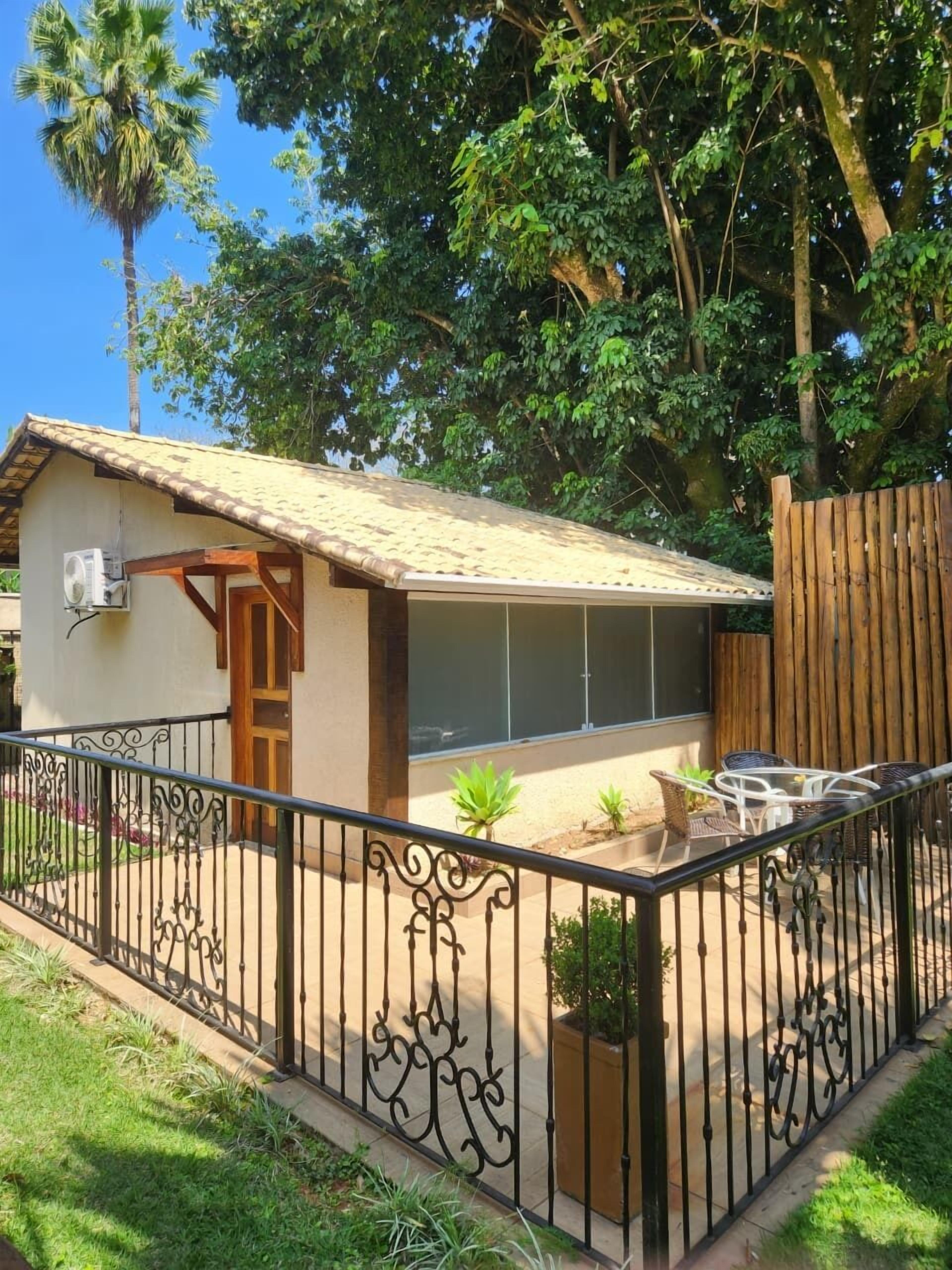 デラックス ルーム | 高級寝具、デスク、WiFi (無料)、ベッドシーツ