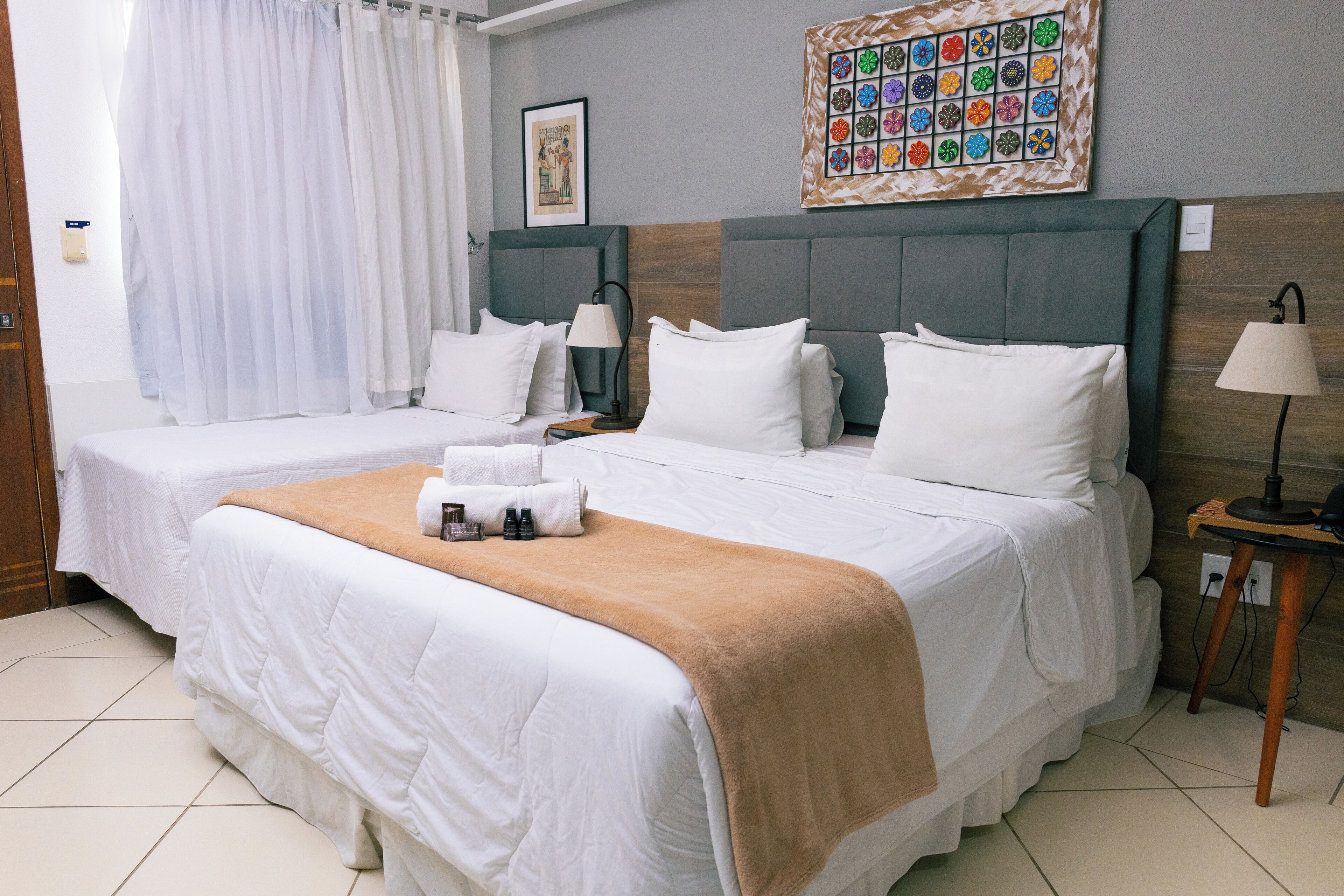 Habitación Deluxe | Ropa de cama de alta calidad, escritorio, wifi gratis y ropa de cama 