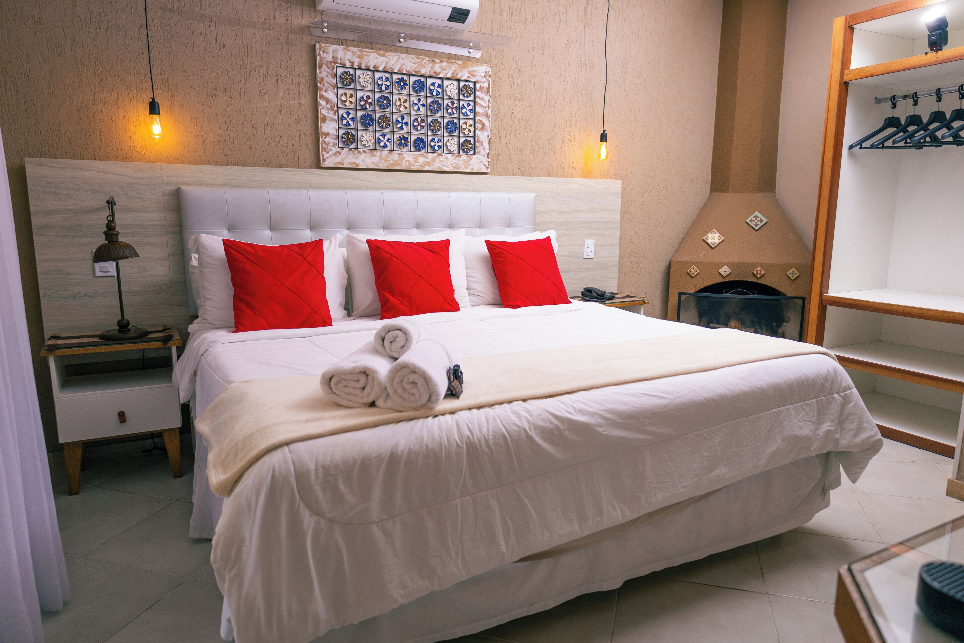 Deluxe szoba | Prémium ágynemű, íróasztal és laptophoz jól használható munkafelület