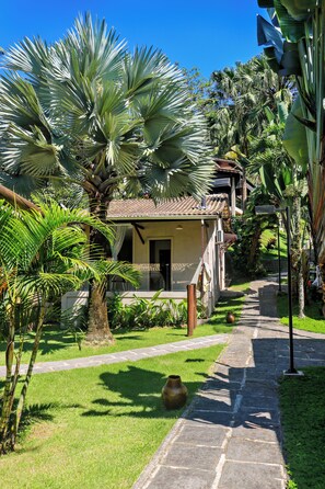 Premium bedding, desk, laptop workspace, blackout curtains - Pousada Reserva Penedo (Itatiaia)