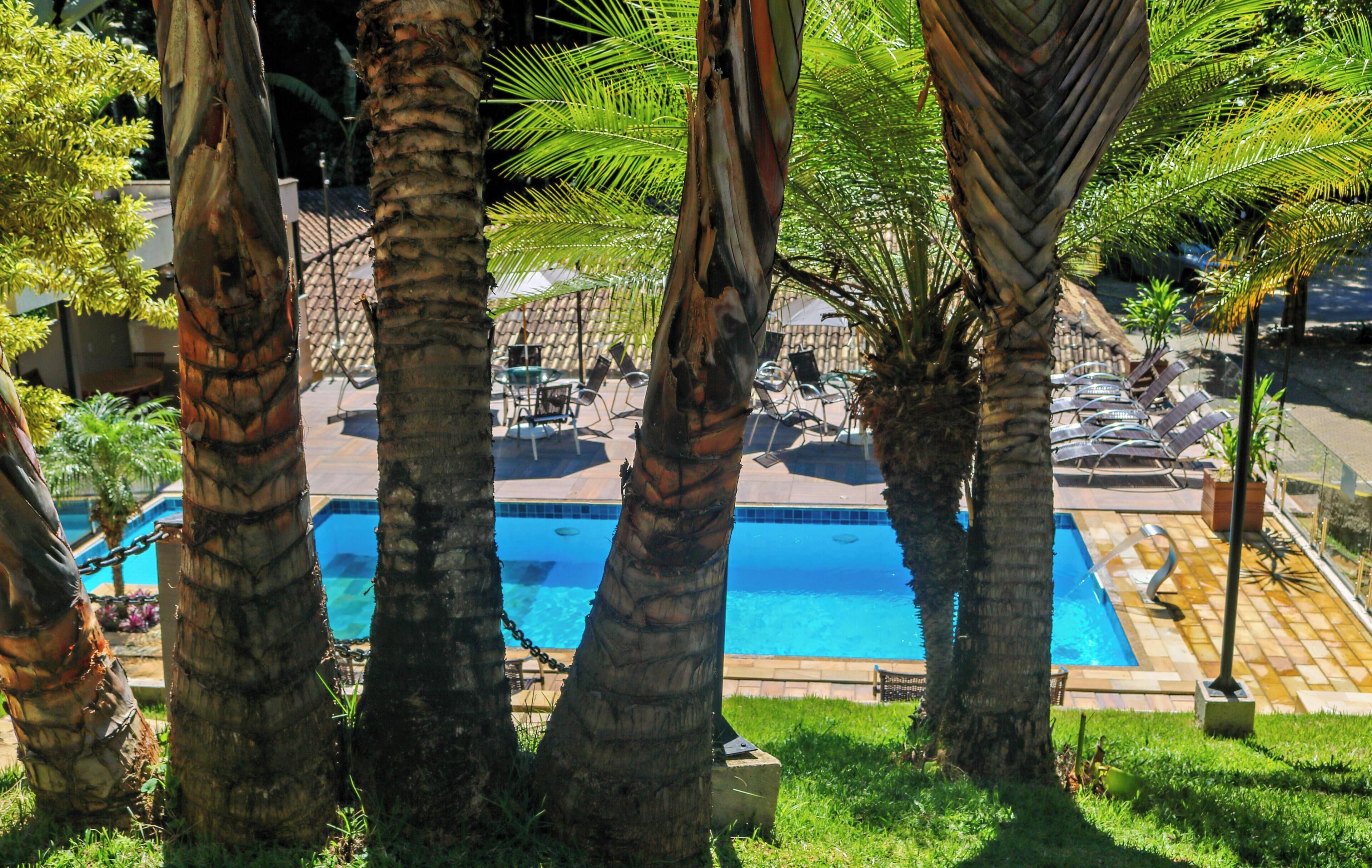 Una piscina techada, una piscina al aire libre