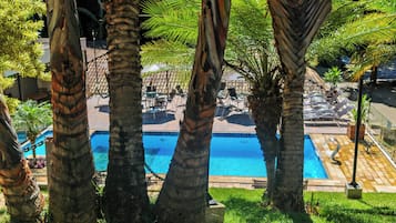 Una piscina techada, una piscina al aire libre