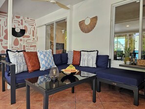 Älytelevisio, pöytätennispöytä, kirjoja, tietokoneen näyttö