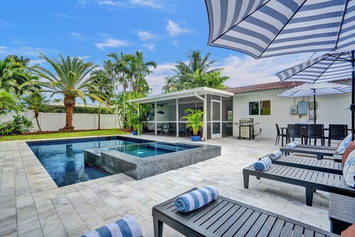 •Coconut Clubhouse• Heated Pool-Hot tub-Ping Pong