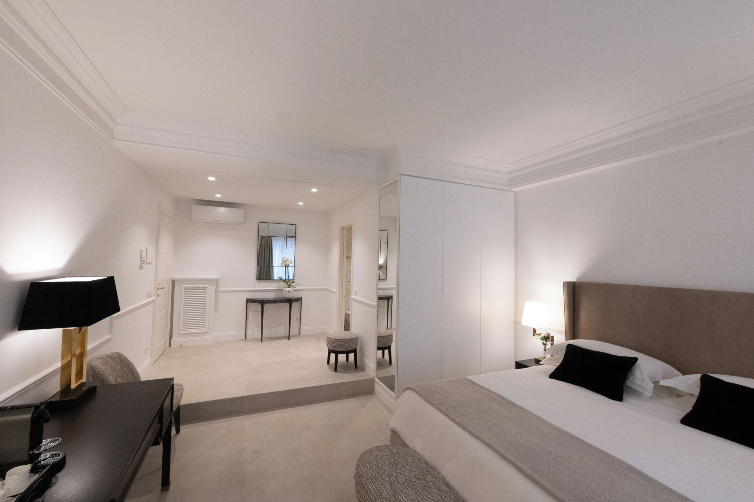 1 camera, una scrivania