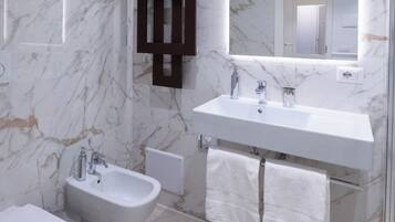 Haartrockner, HandtĂŒcher, Seife, Shampoo