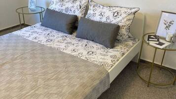 2 bedrooms, desk, bed sheets