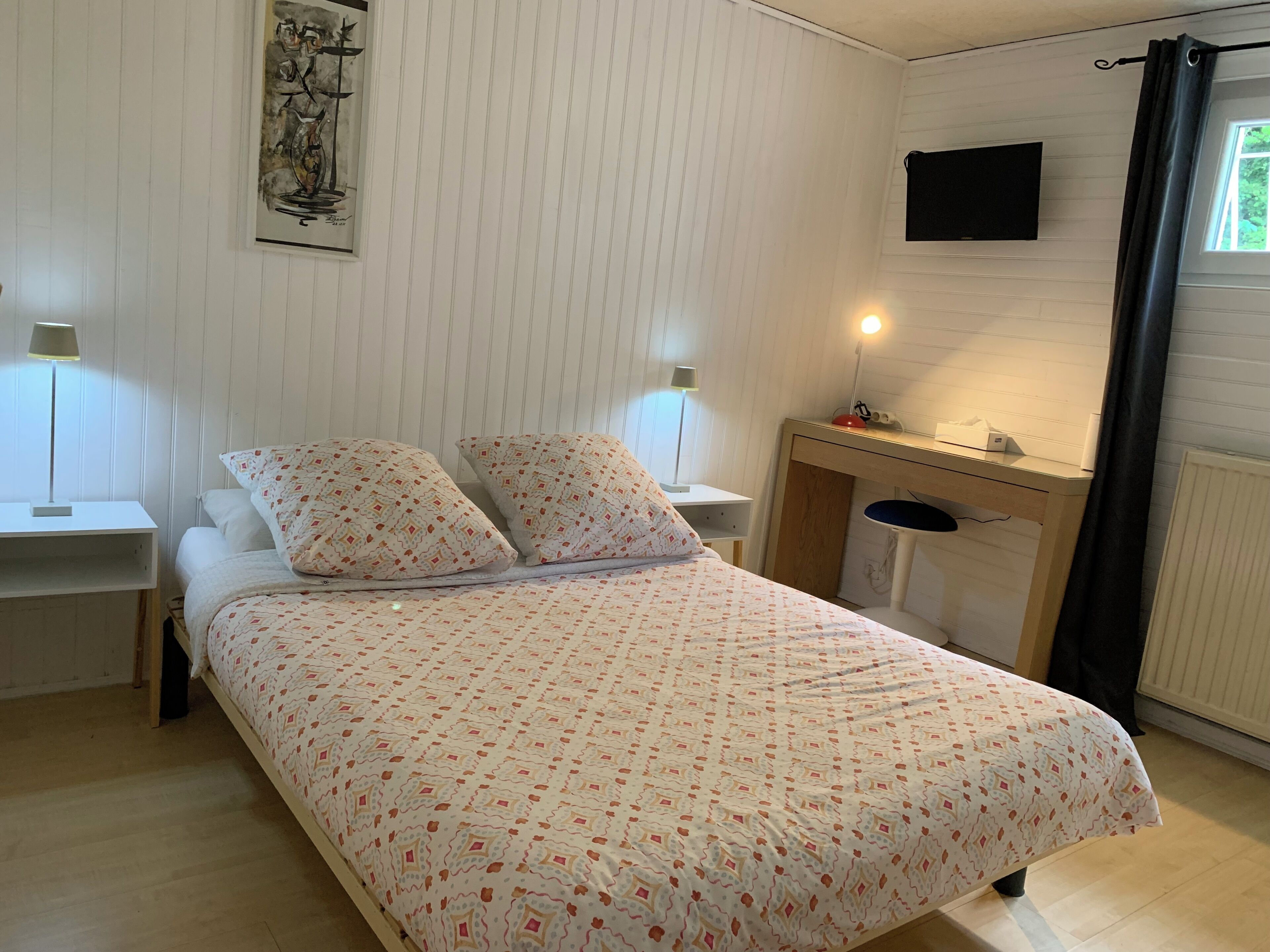 2 bedrooms, travel cot, free WiFi, bed sheets