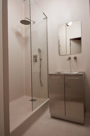 Douche, serviettes fournies, savon, papier toilette