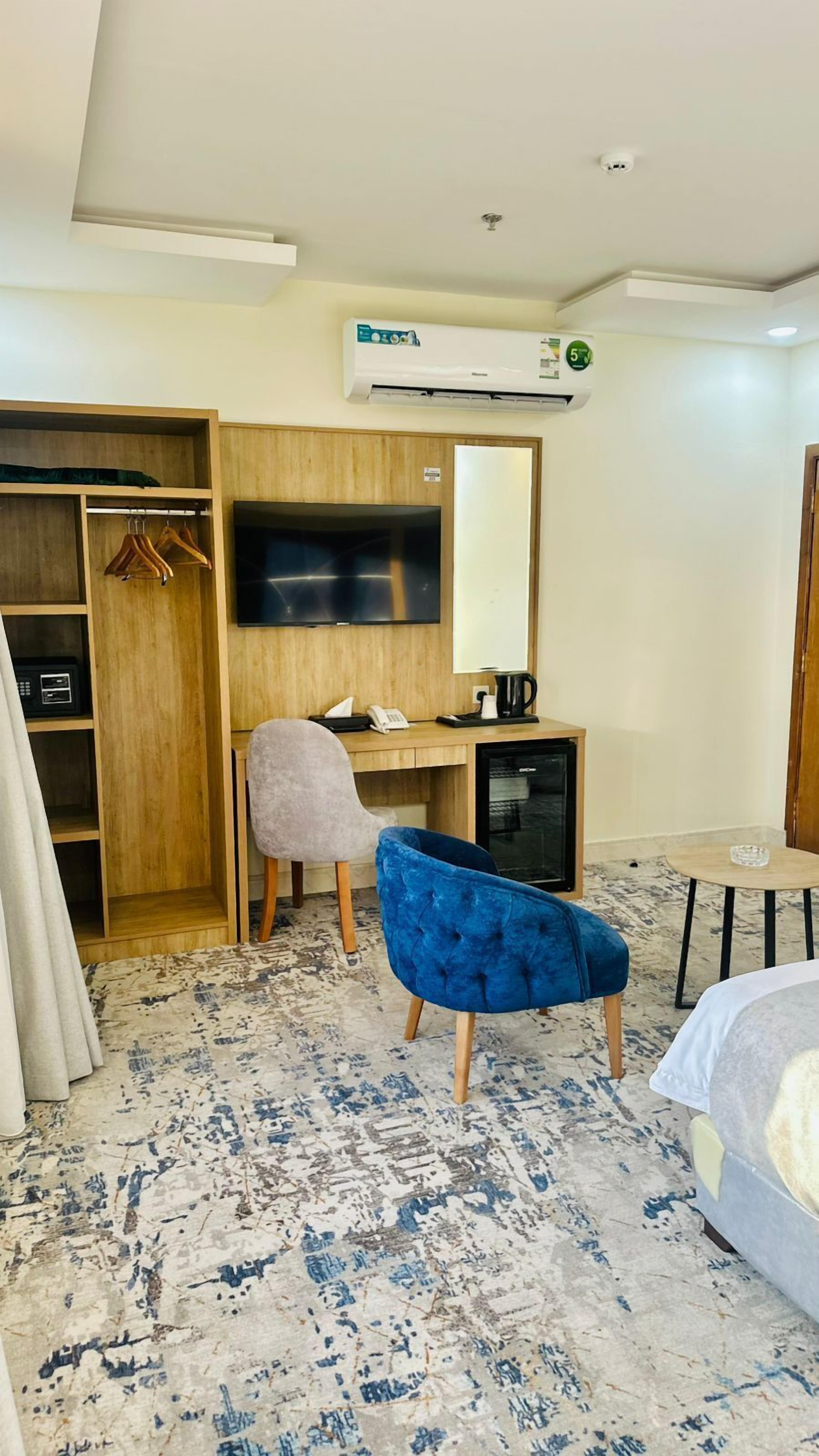 Deluxe-Zimmer, Nichtraucher | Daunenbettdecken, Minibar, Zimmersafe, Verdunkelungsvorhänge