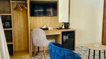 Deluxe Room, Non Smoking | Down comforters, minibar, in-room safe, blackout drapes